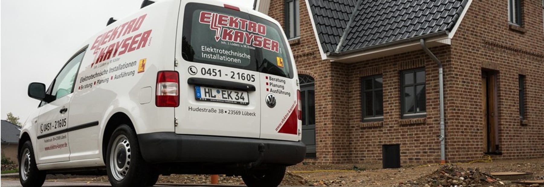 Elektro Kayser Firmenfahrzeug vor Baustelle