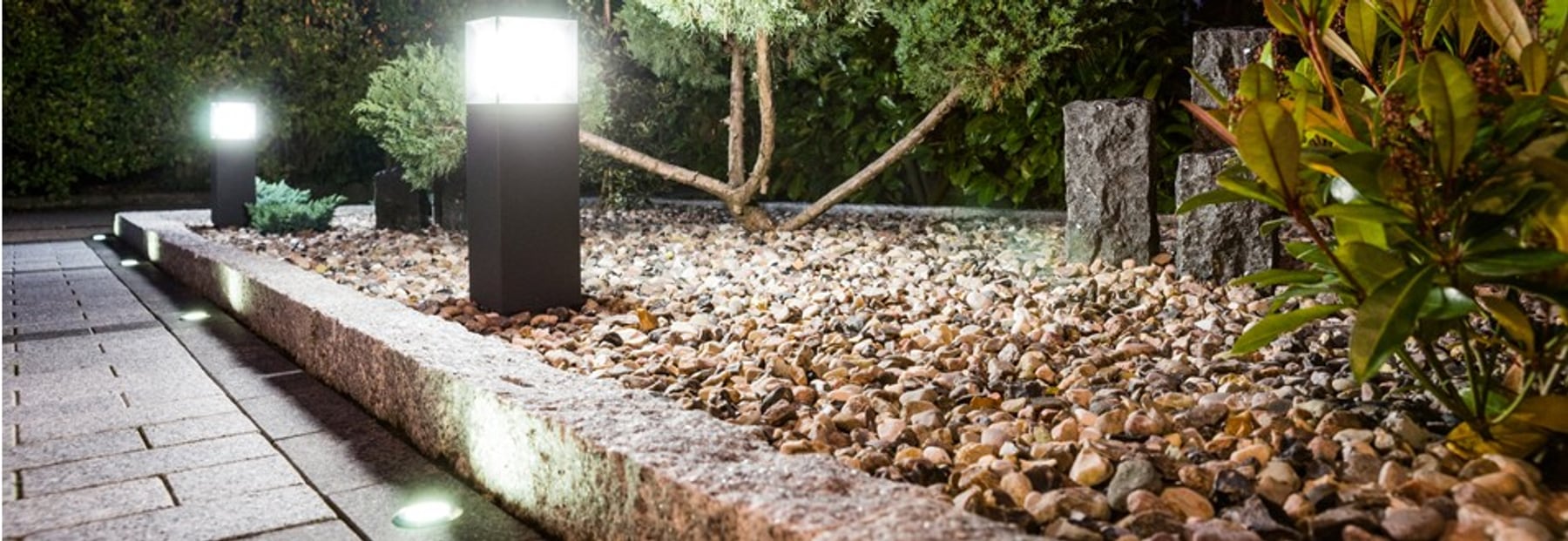 Außenbeleuchtung in Garten bei Nacht