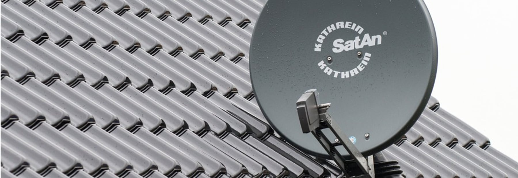 Satellitenschüssel auf Hausdach