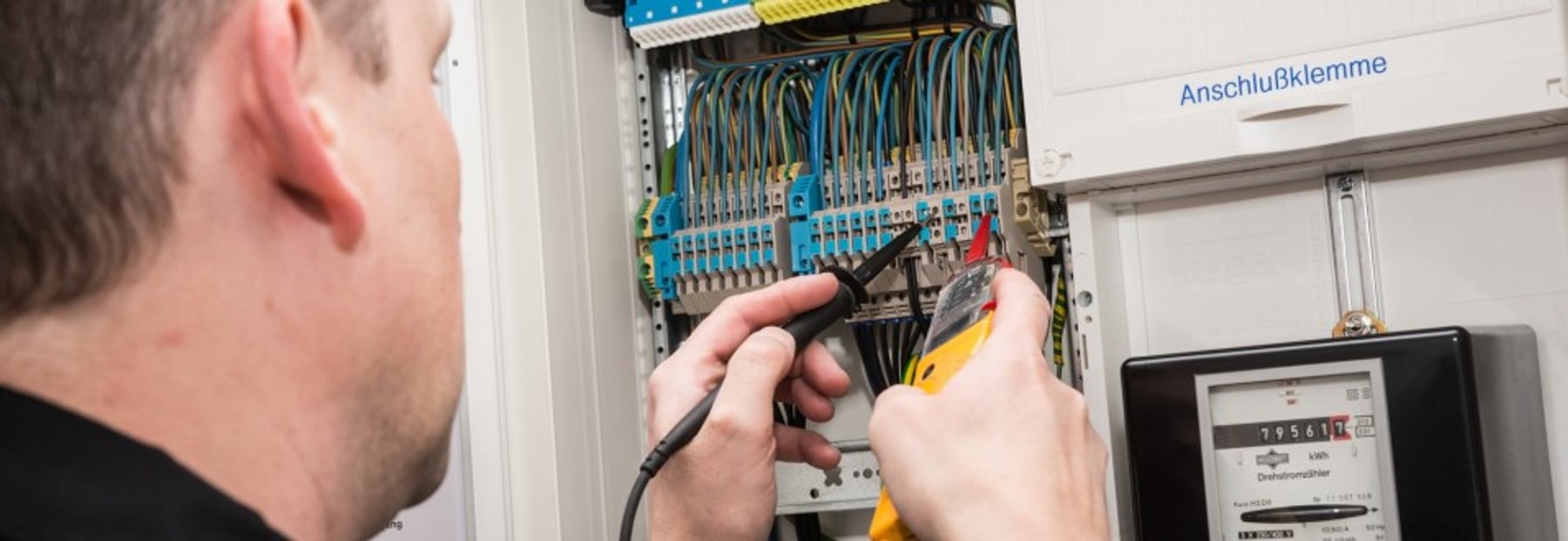 Elektriker arbeitet an Sicherungskasten